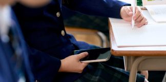 ¿Cómo afrontar la nueva Ley que prohibirá el uso de celulares en salas de clases?: Conoce las recomendaciones para padres y colegios ¿Cómo afrontar la nueva Ley que prohibirá el uso de celulares en salas de clases?: Conoce las recomendaciones para padres y colegios