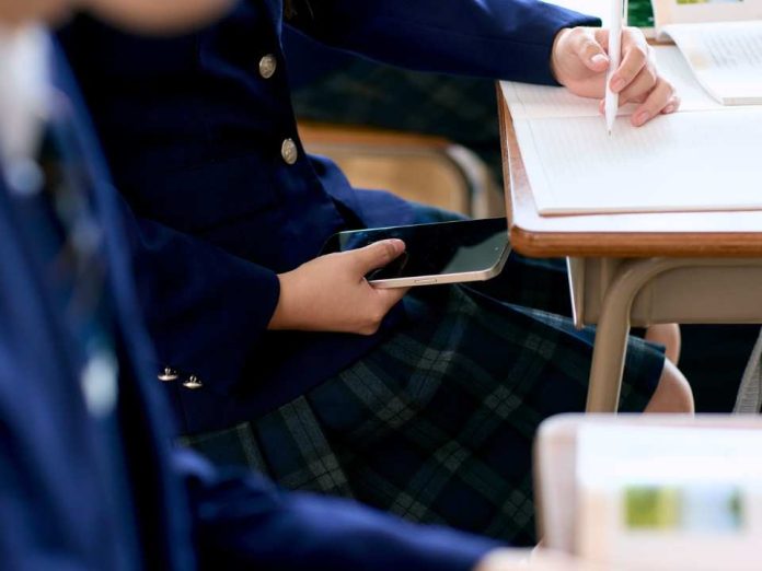 ¿Cómo afrontar la nueva Ley que prohibirá el uso de celulares en salas de clases?: Conoce las recomendaciones para padres y colegios