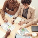 Ranking con las carreras mejor remuneradas en Chile en 2026 para profesionales bilingües 