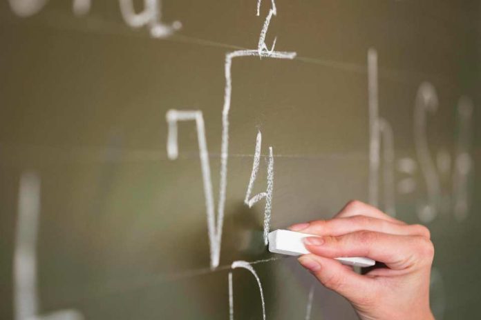 De la PAES al Talento Matemático Joven Las cifras que desafían el mito de que Chile somos “malos para los números” De la PAES al Talento Matemático Joven: Las cifras que desafían el mito de que Chile somos “malos para los números”