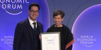 Fundadora y directora de Fundación Reimagina recibe el Premio a la Innovación Social en el Foro Económico Mundial, en Davos