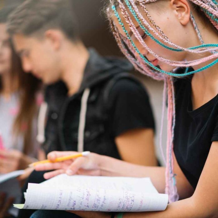 La complejidad de la búsqueda educativa en enseñanza media Un camino hacia el futuro La complejidad de la búsqueda educativa en enseñanza media: Un camino hacia el futuro