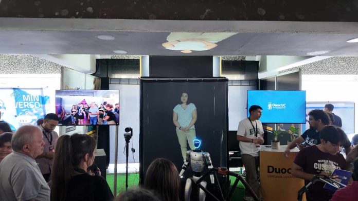 La educación del futuro aterriza en Congreso Futuro: Duoc UC presenta su Docente Holograma portátil