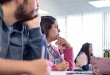 Profesionales se forman como docentes para enfrentar el déficit de educadores en Chile