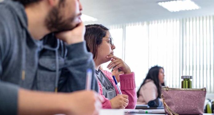 Profesionales se forman como docentes para enfrentar el déficit de educadores en Chile