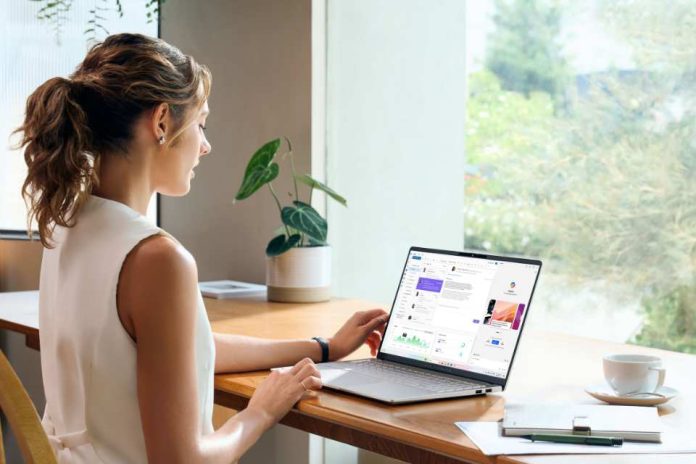 Trabajar desde la playa (o la montaña): cinco claves técnicas para teletrabajar sin problemas este verano