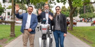 UCSC presenta en pleno centro de Concepción su primer robot humanoide programable