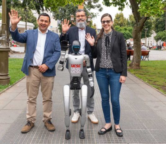 UCSC presenta en pleno centro de Concepción su primer robot humanoide programable