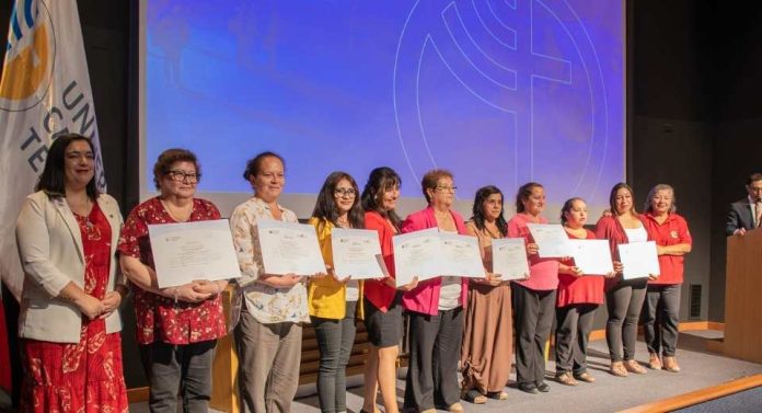 70 manipuladoras y manipuladores de alimentos de La Araucanía fueron certificados por la UCT