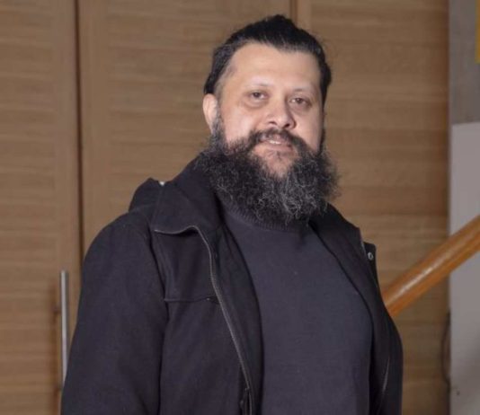 Electromovilidad en pausa: por qué no despegan los autos eléctricos en Chile Alan Wilson, académico del Centro de Transformación Energética de la U. Andrés Bello UNAB