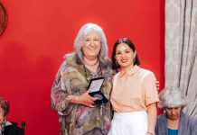 Anita Reeves recibe la Orden al Mérito Pablo Neruda por su aporte a las artes escénicas y la formación artística