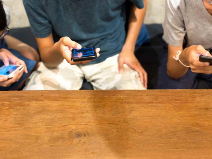 Celulares fuera del aula recomendaciones para acompañar la nueva normativa Celulares fuera del aula: recomendaciones para acompañar la nueva normativa