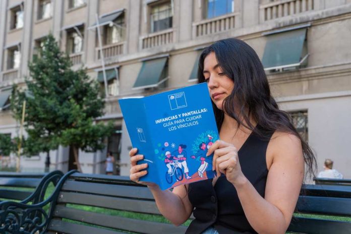 Cuidar los vínculos con niñas y niños: Educación Parvularia presenta Orientaciones sobre infancias y pantallas