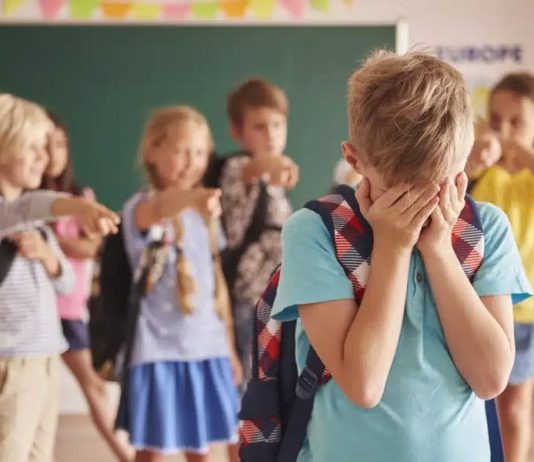 Estudio revela impacto del maltrato escolar en bienestar emocional de estudiantes: 15% percibe consecuencias graves