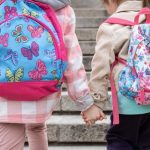 Inicio del año escolar: cómo prevenir lesiones y riesgos innecesarios en la elección de zapatos y mochilas