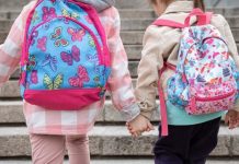 Inicio del año escolar: cómo prevenir lesiones y riesgos innecesarios en la elección de zapatos y mochilas