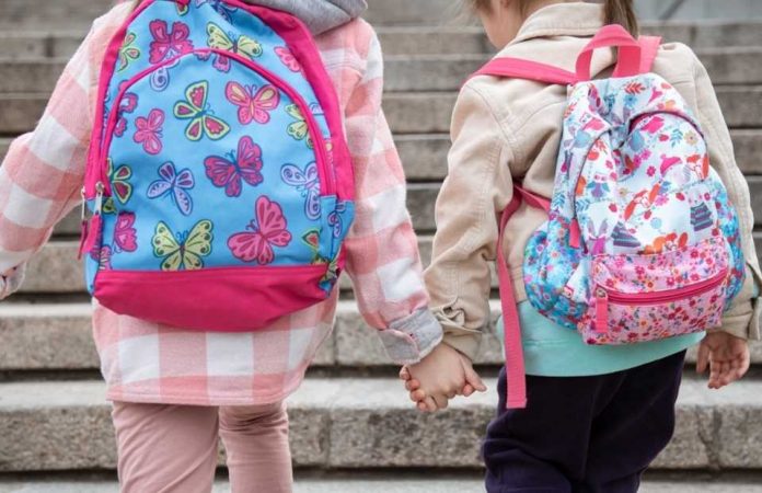 Inicio del año escolar: cómo prevenir lesiones y riesgos innecesarios en la elección de zapatos y mochilas