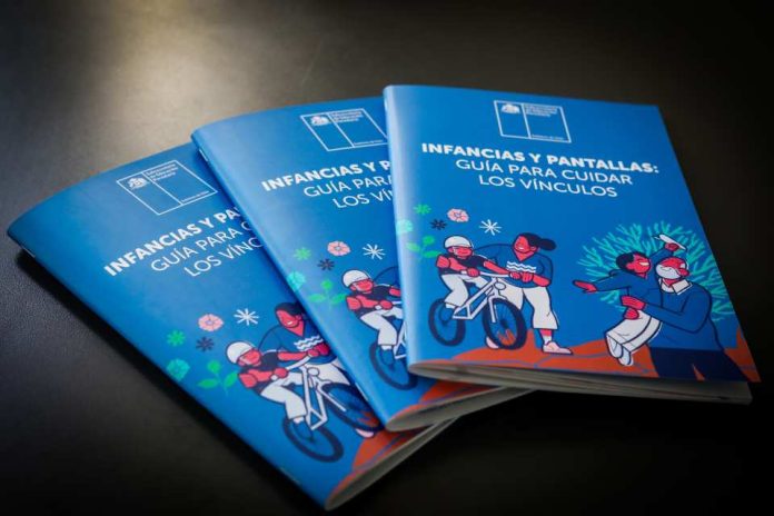 Mineduc presentó orientaciones para regular el uso de dispositivos móviles en establecimientos educativos