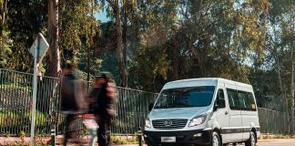 ¿En qué fijarse al momento de contratar un transporte escolar?