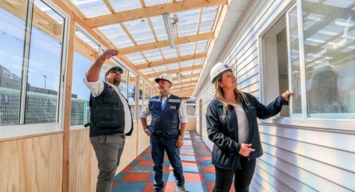 Ministro de Educación constata avance de infraestructura de jardines siniestrados en Tomé