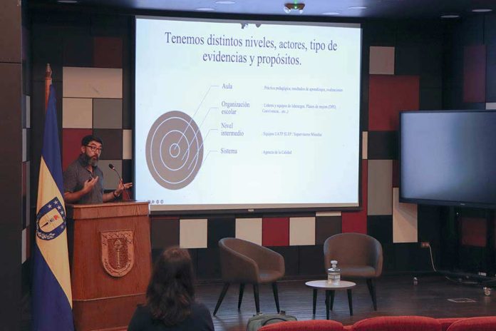 Seminario sobre uso de datos en educación advierte la “simcificación” del DIA y la necesidad de fortalecer la articulación entre escuela y academia