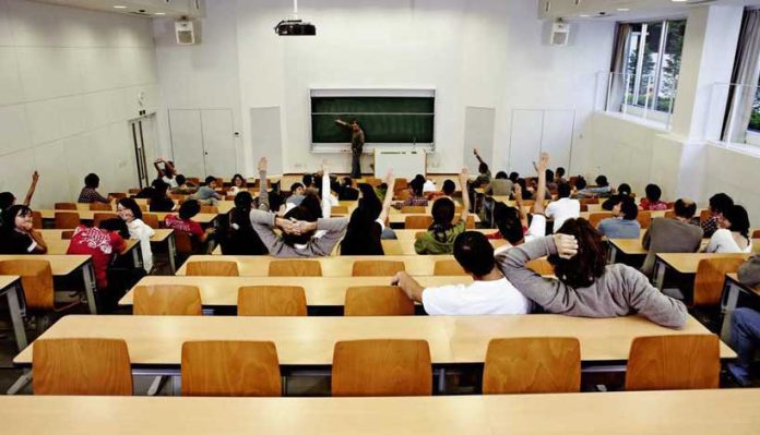 sala de clase y alumnos Universidades recurren a la Inteligencia Artificial para evitar fuga de postulantes y reducir el tiempo de matrícula