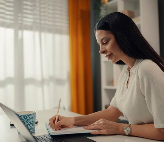 8M: Instituto Profesional IACC impulsa Beca Cuidadora y pone el foco en quienes estudian y cuidan