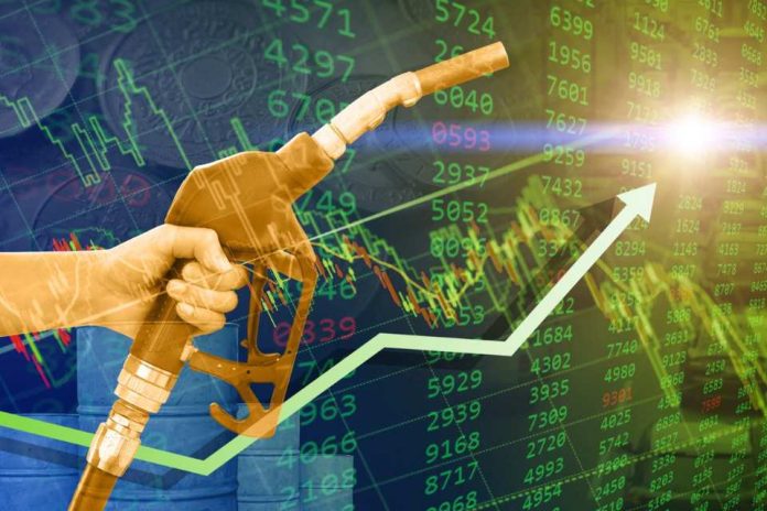 Alza histórica de la bencina 4 claves para enfrentar el impacto sin caer en deudas Alza histórica de la bencina: 4 claves para enfrentar el impacto sin caer en deudas