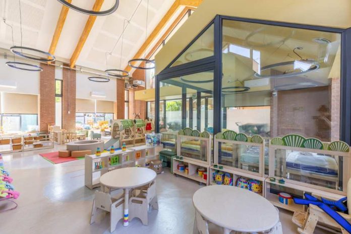 Antes de las pantallas: el desafío de proteger el desarrollo infantil en los primeros años