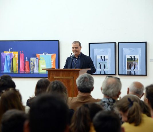 Artista Carlos Vega expone por primera vez en Chile su “Biblioteca imaginaria”