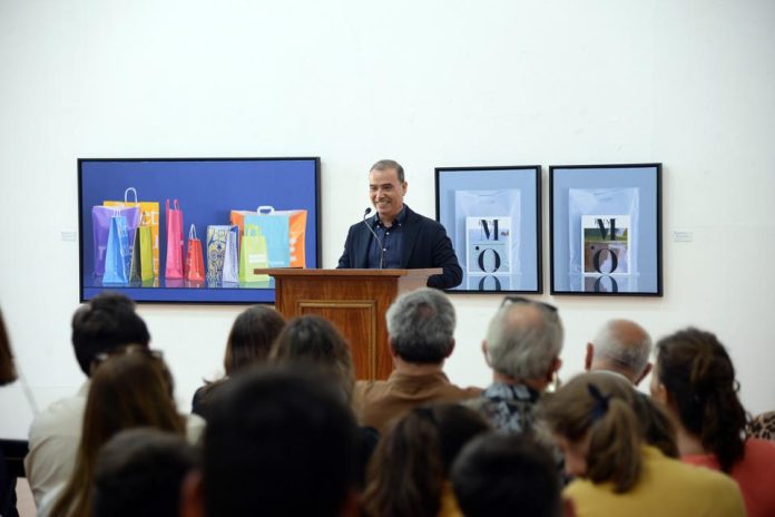 Artista Carlos Vega expone por primera vez en Chile su “Biblioteca imaginaria” Artista Carlos Vega expone por primera vez en Chile su “Biblioteca imaginaria”