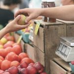 Inflación da un respiro en febrero: Expertos adelantan efectos en el bolsillo de los chilenos