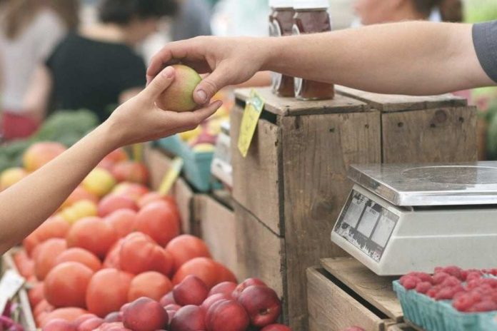 Inflación da un respiro en febrero: Expertos adelantan efectos en el bolsillo de los chilenos