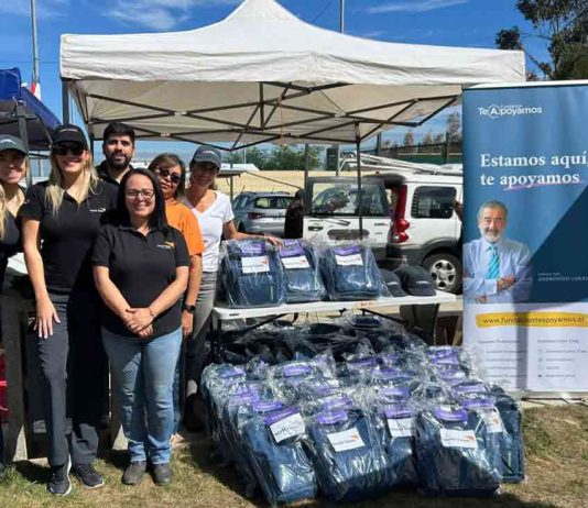 Niños y niñas afectados por los incendios de la comuna de Penco reciben kits escolares para volver a clases