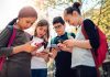 Restricción de celulares en colegios: experta entrega claves para una transición saludable en niños y adolescentes