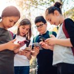 Restricción de celulares en colegios: experta entrega claves para una transición saludable en niños y adolescentes