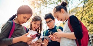 Restricción de celulares en colegios: experta entrega claves para una transición saludable en niños y adolescentes Restricción de celulares en colegios: experta entrega claves para una transición saludable en niños y adolescentes