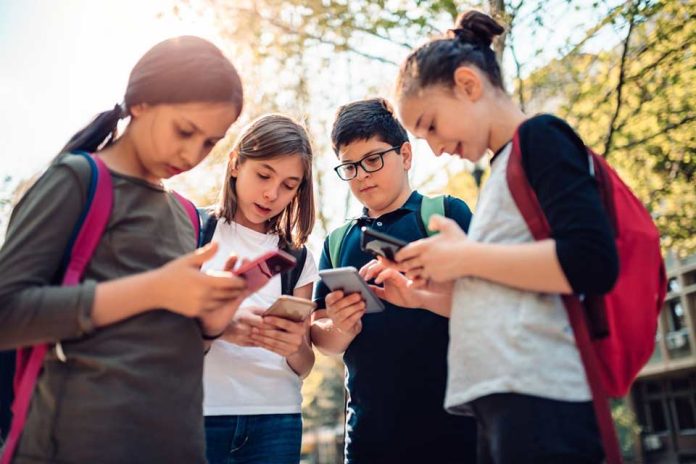 Restricción de celulares en colegios: experta entrega claves para una transición saludable en niños y adolescentes Restricción de celulares en colegios: experta entrega claves para una transición saludable en niños y adolescentes