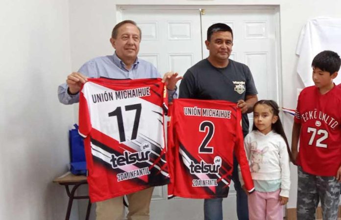 TELSUR IMPLEMENTA BIBLIOTECA DIGITAL Y ENTREGA IMPLEMENTOS AL CLUB DEPORTIVO UNIÓN MICHAIHUE DE SAN PEDRO DE LA PAZ