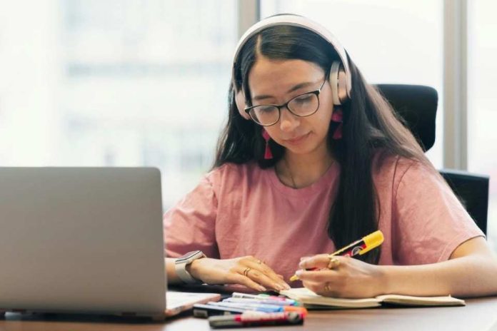 ¿Estudiar más después del título mejora tu futuro laboral?: por qué especializarse importa