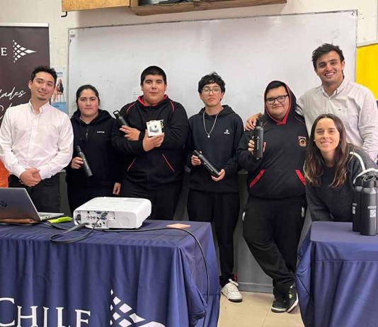 AquaChile impulsa la innovación en el Liceo Politécnico de Aysén con taller de Design Thinking y Lego Serious Play AquaChile impulsa la innovación en el Liceo Politécnico de Aysén con taller de Design Thinking y Lego Serious Play