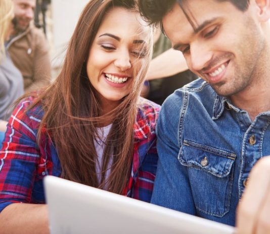 Jóvenes en Chile con dominio del inglés tienen 53% más probabilidades de conseguir su primer empleo