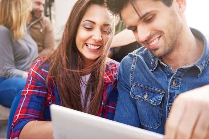 Jóvenes en Chile con dominio del inglés tienen 53% más probabilidades de conseguir su primer empleo