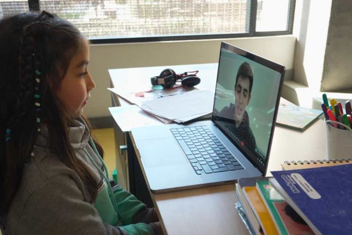 Buscan tutores en todo Chile para ayudar a niños y niñas con rezago escolar