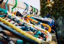 De la ropa usada a soluciones reales: la fundación que ya ha recuperado más de 60 toneladas de textiles y apoya a comunidades en emergencias