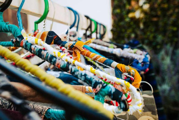 De la ropa usada a soluciones reales: la fundación que ya ha recuperado más de 60 toneladas de textiles y apoya a comunidades en emergencias