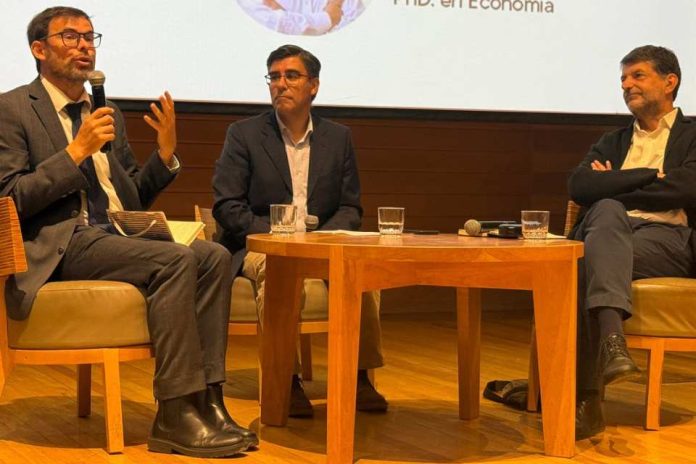 Economistas y académicos UAI plantearon alzas graduales de los precios de los combustibles e impuestos a los más contaminantes