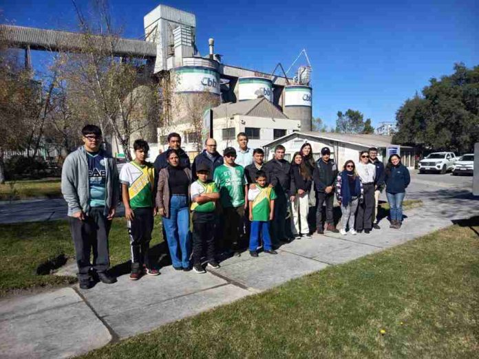 Estudiantes y deportistas de Talcahuano recibieron becas que impulsan su desarrollo académico y deportivo