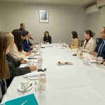 Exministro de Educación de Inglaterra visita Chile para compartir experiencias en políticas educativas