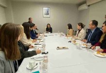 Exministro de Educación de Inglaterra visita Chile para compartir experiencias en políticas educativas